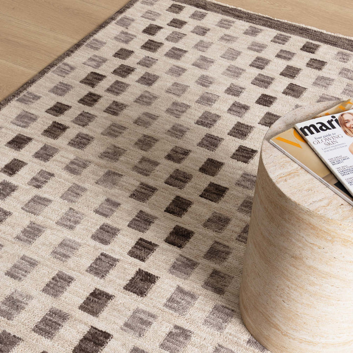 Shiraz Ivory Grey Checkered Rug H102